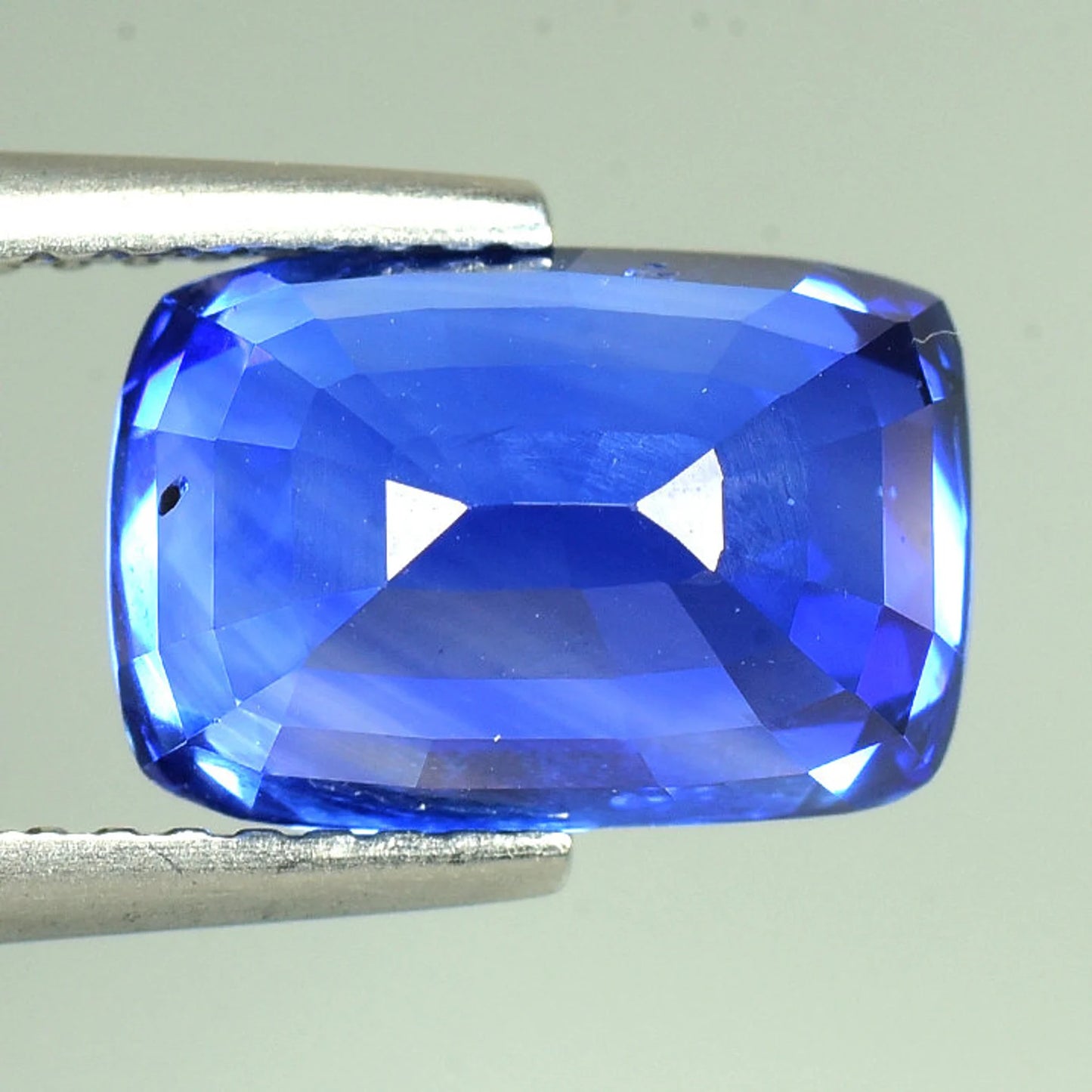 5.61 cts SPARKLING 100% Natural Vivid Royal Blue Color heated Ceylon Sapphire