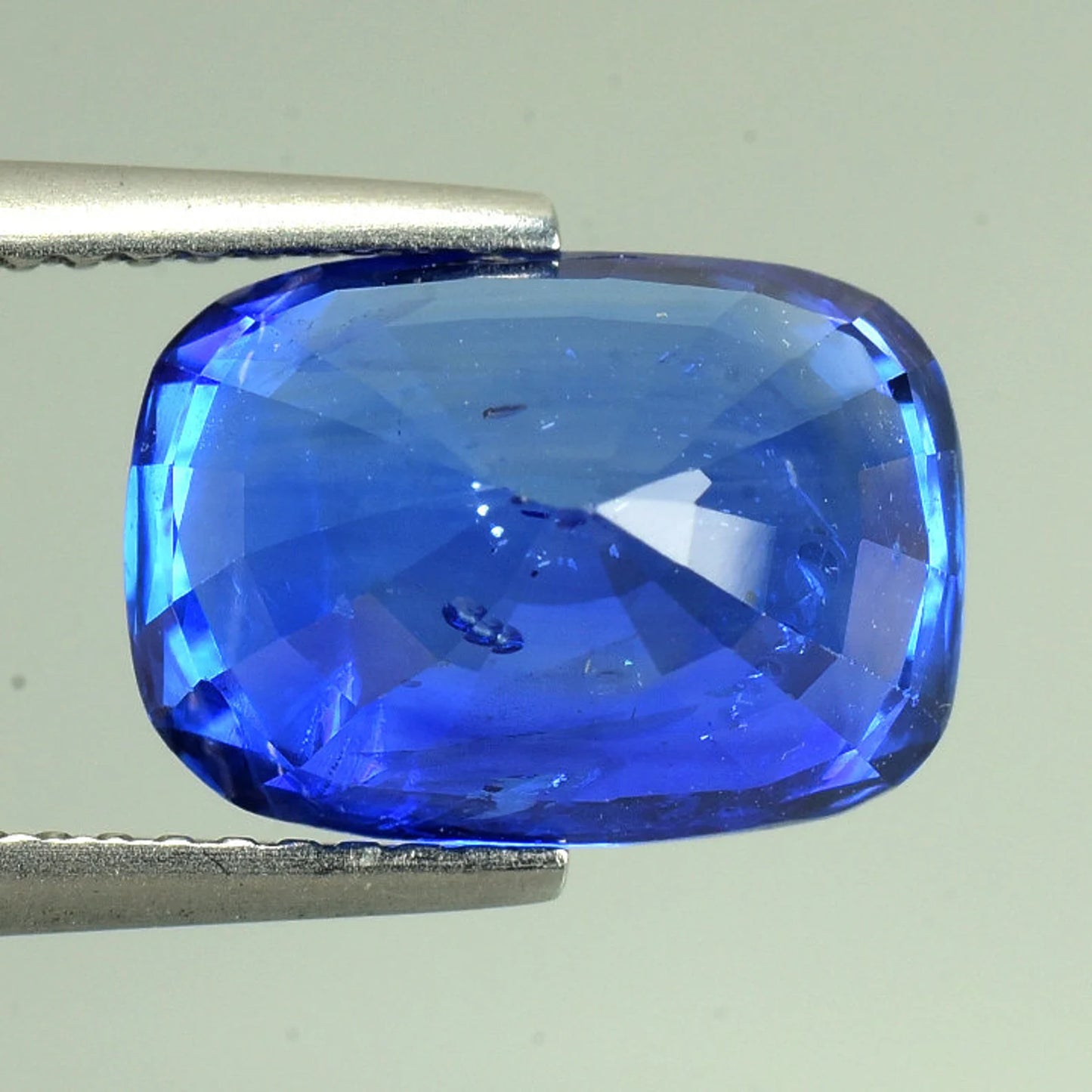 7.27 cts SPARKLING 100% Natural Cornflower Blue Color heated Ceylon Sapphire (AIGS)