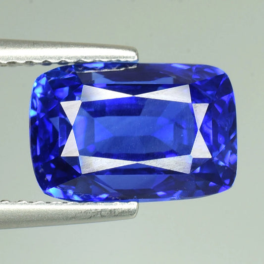 5.61 cts SPARKLING 100% Natural Vivid Royal Blue Color heated Ceylon Sapphire